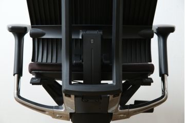 中古　イトーキ(ITOKI)　アルミミラー仕上げ　エラストマーバック　スピーナチェア(Spina)　高級感と快適性を兼ね備えたオフィスチェア(アームチェア、デスクチェア、回転チェア、椅子、イス)(定価約25万円)(R-084360)