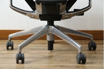 中古　イトーキ(ITOKI)　アルミミラー仕上げ　エラストマーバック　スピーナチェア(Spina)　高級感と快適性を兼ね備えたオフィスチェア(アームチェア、デスクチェア、回転チェア、椅子、イス)(定価約25万円)(R-084360)