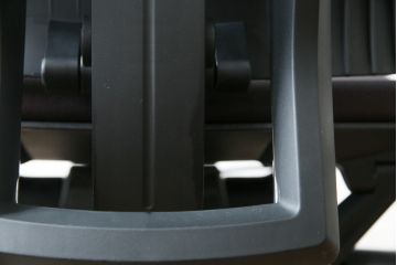 中古　イトーキ(ITOKI)　アルミミラー仕上げ　エラストマーバック　スピーナチェア(Spina)　高級感と快適性を兼ね備えたオフィスチェア(アームチェア、デスクチェア、回転チェア、椅子、イス)(定価約25万円)(R-084360)