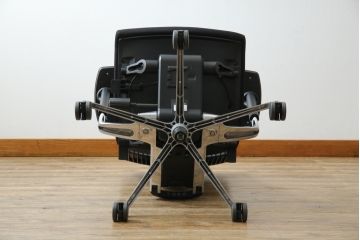 中古　イトーキ(ITOKI)　アルミミラー仕上げ　エラストマーバック　スピーナチェア(Spina)　高級感と快適性を兼ね備えたオフィスチェア(アームチェア、デスクチェア、回転チェア、椅子、イス)(定価約25万円)(R-084360)
