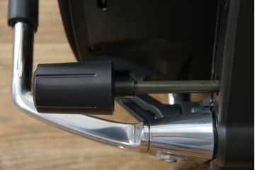 中古　イトーキ(ITOKI)　アルミミラー仕上げ　エラストマーバック　スピーナチェア(Spina)　高級感と快適性を兼ね備えたオフィスチェア(アームチェア、デスクチェア、回転チェア、椅子、イス)(定価約25万円)(R-084360)