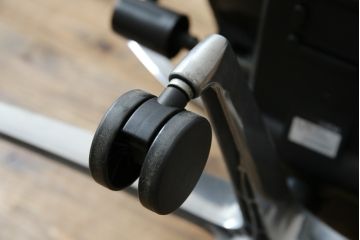 中古　イトーキ(ITOKI)　アルミミラー仕上げ　エラストマーバック　スピーナチェア(Spina)　高級感と快適性を兼ね備えたオフィスチェア(アームチェア、デスクチェア、回転チェア、椅子、イス)(定価約25万円)(R-084360)