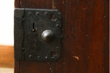 和製アンティーク　総桐材　船箪笥風　片開き戸付きの小引き出し　(R-084361)