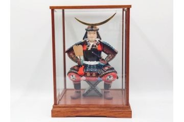 伊達政宗　ガラスケース付き　名将の風格を宿す堤人形(武将、土人形、伝統工芸、郷土玩具)(R-084371)