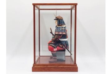 伊達政宗　ガラスケース付き　名将の風格を宿す堤人形(武将、土人形、伝統工芸、郷土玩具)(R-084371)