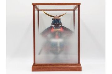 伊達政宗　ガラスケース付き　名将の風格を宿す堤人形(武将、土人形、伝統工芸、郷土玩具)(R-084371)