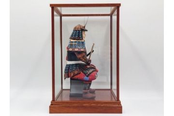 伊達政宗　ガラスケース付き　名将の風格を宿す堤人形(武将、土人形、伝統工芸、郷土玩具)(R-084371)