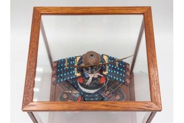 伊達政宗　ガラスケース付き　名将の風格を宿す堤人形(武将、土人形、伝統工芸、郷土玩具)(R-084371)