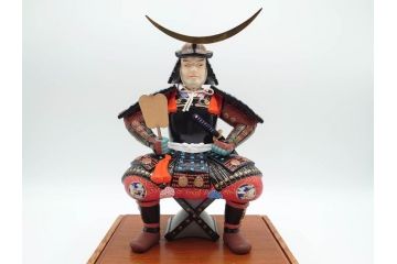 伊達政宗　ガラスケース付き　名将の風格を宿す堤人形(武将、土人形、伝統工芸、郷土玩具)(R-084371)