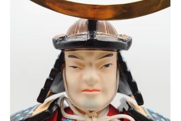 伊達政宗　ガラスケース付き　名将の風格を宿す堤人形(武将、土人形、伝統工芸、郷土玩具)(R-084371)