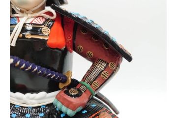 伊達政宗　ガラスケース付き　名将の風格を宿す堤人形(武将、土人形、伝統工芸、郷土玩具)(R-084371)