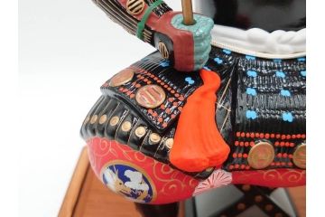 伊達政宗　ガラスケース付き　名将の風格を宿す堤人形(武将、土人形、伝統工芸、郷土玩具)(R-084371)