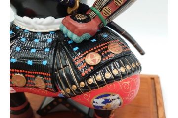 伊達政宗　ガラスケース付き　名将の風格を宿す堤人形(武将、土人形、伝統工芸、郷土玩具)(R-084371)