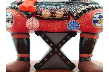 伊達政宗　ガラスケース付き　名将の風格を宿す堤人形(武将、土人形、伝統工芸、郷土玩具)(R-084371)