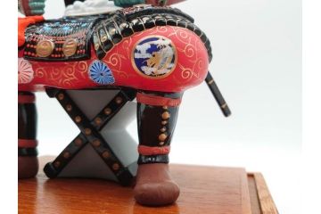 伊達政宗　ガラスケース付き　名将の風格を宿す堤人形(武将、土人形、伝統工芸、郷土玩具)(R-084371)