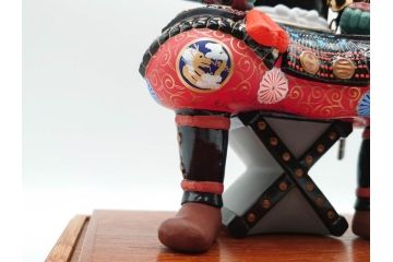 伊達政宗　ガラスケース付き　名将の風格を宿す堤人形(武将、土人形、伝統工芸、郷土玩具)(R-084371)