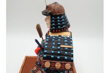 伊達政宗　ガラスケース付き　名将の風格を宿す堤人形(武将、土人形、伝統工芸、郷土玩具)(R-084371)