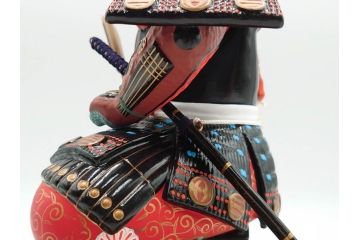 伊達政宗　ガラスケース付き　名将の風格を宿す堤人形(武将、土人形、伝統工芸、郷土玩具)(R-084371)