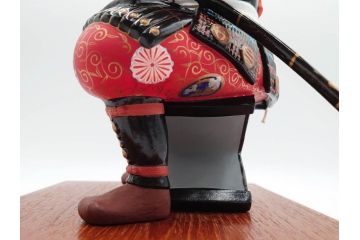 伊達政宗　ガラスケース付き　名将の風格を宿す堤人形(武将、土人形、伝統工芸、郷土玩具)(R-084371)