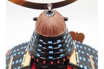 伊達政宗　ガラスケース付き　名将の風格を宿す堤人形(武将、土人形、伝統工芸、郷土玩具)(R-084371)