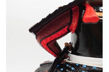 伊達政宗　ガラスケース付き　名将の風格を宿す堤人形(武将、土人形、伝統工芸、郷土玩具)(R-084371)