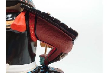 伊達政宗　ガラスケース付き　名将の風格を宿す堤人形(武将、土人形、伝統工芸、郷土玩具)(R-084371)