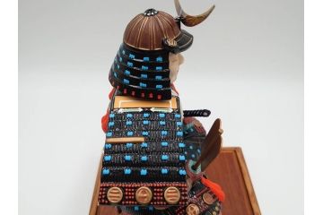 伊達政宗　ガラスケース付き　名将の風格を宿す堤人形(武将、土人形、伝統工芸、郷土玩具)(R-084371)