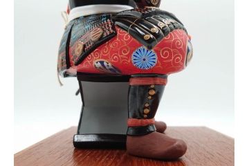 伊達政宗　ガラスケース付き　名将の風格を宿す堤人形(武将、土人形、伝統工芸、郷土玩具)(R-084371)