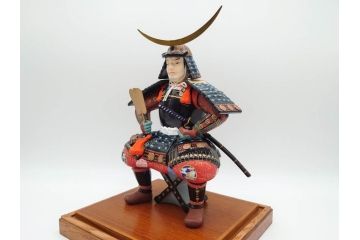 伊達政宗　ガラスケース付き　名将の風格を宿す堤人形(武将、土人形、伝統工芸、郷土玩具)(R-084371)