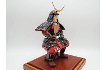 伊達政宗　ガラスケース付き　名将の風格を宿す堤人形(武将、土人形、伝統工芸、郷土玩具)(R-084371)