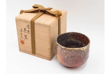 四代 谷清右衛門　信楽焼　約11cm　3.4寸　時間と共に深まる風合いが魅力の茶碗(抹茶碗、茶器、茶陶、裏印、和食器、共箱付、三寸四分)(R-084373)