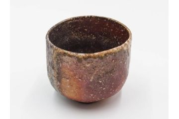 四代 谷清右衛門　信楽焼　約11cm　3.4寸　時間と共に深まる風合いが魅力の茶碗(抹茶碗、茶器、茶陶、裏印、和食器、共箱付、三寸四分)(R-084373)