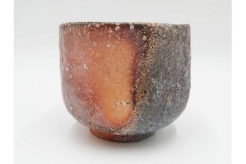 四代 谷清右衛門　信楽焼　約11cm　3.4寸　時間と共に深まる風合いが魅力の茶碗(抹茶碗、茶器、茶陶、裏印、和食器、共箱付、三寸四分)(R-084373)