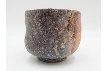 四代 谷清右衛門　信楽焼　約11cm　3.4寸　時間と共に深まる風合いが魅力の茶碗(抹茶碗、茶器、茶陶、裏印、和食器、共箱付、三寸四分)(R-084373)