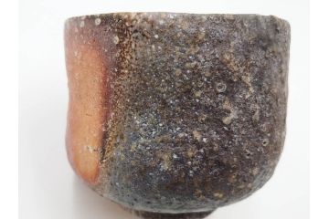 四代 谷清右衛門　信楽焼　約11cm　3.4寸　時間と共に深まる風合いが魅力の茶碗(抹茶碗、茶器、茶陶、裏印、和食器、共箱付、三寸四分)(R-084373)