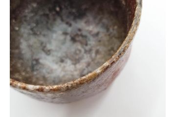 四代 谷清右衛門　信楽焼　約11cm　3.4寸　時間と共に深まる風合いが魅力の茶碗(抹茶碗、茶器、茶陶、裏印、和食器、共箱付、三寸四分)(R-084373)