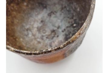 四代 谷清右衛門　信楽焼　約11cm　3.4寸　時間と共に深まる風合いが魅力の茶碗(抹茶碗、茶器、茶陶、裏印、和食器、共箱付、三寸四分)(R-084373)