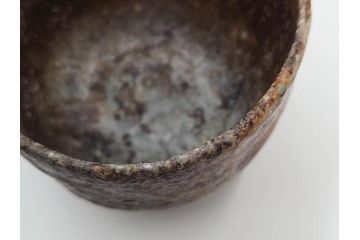 四代 谷清右衛門　信楽焼　約11cm　3.4寸　時間と共に深まる風合いが魅力の茶碗(抹茶碗、茶器、茶陶、裏印、和食器、共箱付、三寸四分)(R-084373)