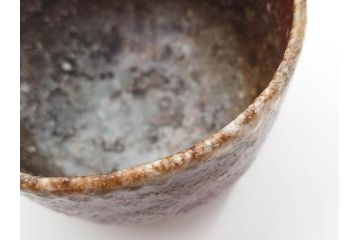 四代 谷清右衛門　信楽焼　約11cm　3.4寸　時間と共に深まる風合いが魅力の茶碗(抹茶碗、茶器、茶陶、裏印、和食器、共箱付、三寸四分)(R-084373)