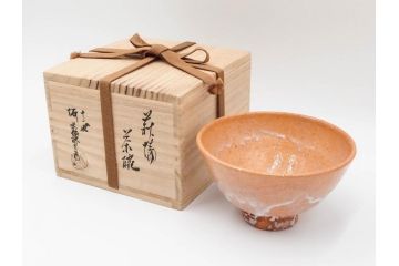 十一世　坂高麗左衛門(韓峯)　萩焼　約15cm　4.9寸　素朴で控えめな風合いが魅力の茶碗(抹茶碗、茶器、茶陶、裏印、和食器、共箱付、四寸九分)(R-084374)