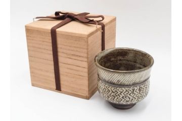 人間国宝　島岡達三　益子焼　地釉象嵌　縄文碗　約11cm　3.6寸　熟練の職人技が息づく美しい文様が魅力の茶碗(R-084375)