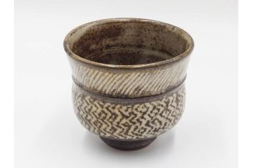 人間国宝　島岡達三　益子焼　地釉象嵌　縄文碗　約11cm　3.6寸　熟練の職人技が息づく美しい文様が魅力の茶碗(R-084375)