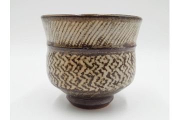 人間国宝　島岡達三　益子焼　地釉象嵌　縄文碗　約11cm　3.6寸　熟練の職人技が息づく美しい文様が魅力の茶碗(R-084375)