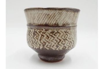 人間国宝　島岡達三　益子焼　地釉象嵌　縄文碗　約11cm　3.6寸　熟練の職人技が息づく美しい文様が魅力の茶碗(R-084375)