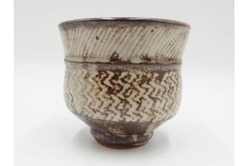 人間国宝　島岡達三　益子焼　地釉象嵌　縄文碗　約11cm　3.6寸　熟練の職人技が息づく美しい文様が魅力の茶碗(R-084375)