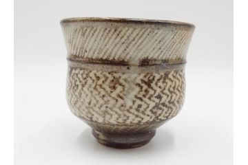 人間国宝　島岡達三　益子焼　地釉象嵌　縄文碗　約11cm　3.6寸　熟練の職人技が息づく美しい文様が魅力の茶碗(R-084375)