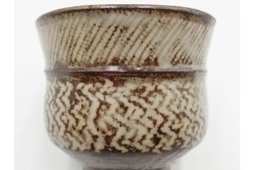 人間国宝　島岡達三　益子焼　地釉象嵌　縄文碗　約11cm　3.6寸　熟練の職人技が息づく美しい文様が魅力の茶碗(R-084375)