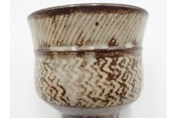 人間国宝　島岡達三　益子焼　地釉象嵌　縄文碗　約11cm　3.6寸　熟練の職人技が息づく美しい文様が魅力の茶碗(R-084375)