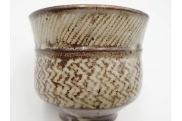 人間国宝　島岡達三　益子焼　地釉象嵌　縄文碗　約11cm　3.6寸　熟練の職人技が息づく美しい文様が魅力の茶碗(R-084375)