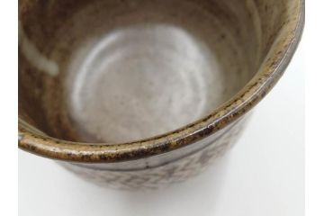 人間国宝　島岡達三　益子焼　地釉象嵌　縄文碗　約11cm　3.6寸　熟練の職人技が息づく美しい文様が魅力の茶碗(R-084375)